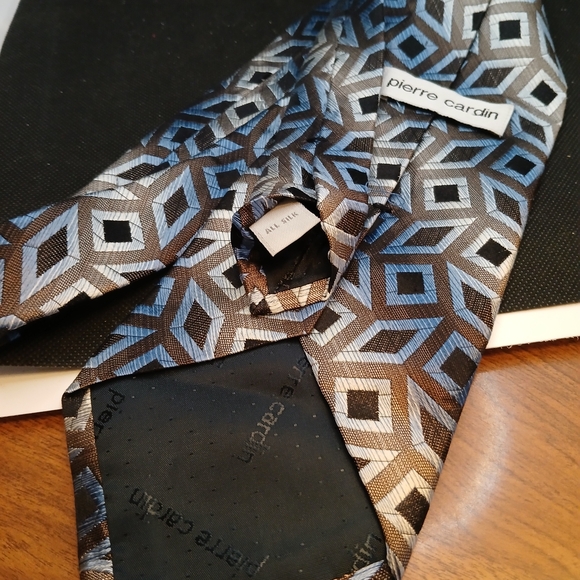 BEAUTIFUL GEOMETIC SHAPES ON ALL SILK PIERRE CARDIN TIE.  HANG - Picture 2 of 2